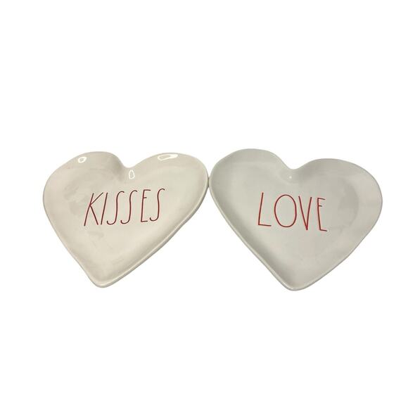 NWT RAE DUNN SET OF 2 HEARTH SHAPED TRAYS, KISSES, LOVE, FOOD TRAYS. - Picture 1 of 5